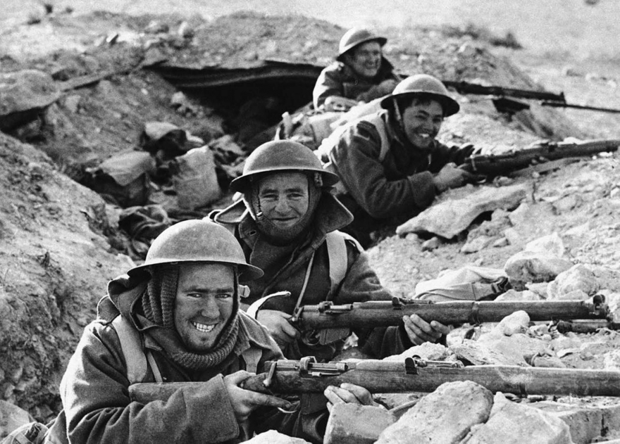 Британские пехотинцы в позиции в неглубокой траншеи около Бардии, ливийского порта, который был оккупирован итальянскими войсками и пал перед союзниками 5 января 1941 года после 20-дневной осады.