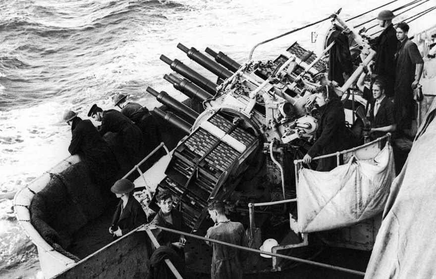 Военные корабли Британского средиземноморского флота обстреляли форт Купуццо в Бардии, Ливия, 21 июня 1940 года. На борту одного из линкоров был официальный фотограф, который делал снимки во время бомбардировки. Зенитные орудия с помпоном готовы к бою.