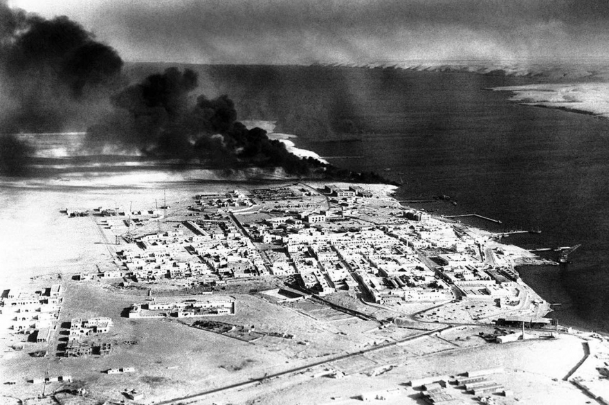 Вид с воздуха на Тобрук, Ливия, с изображением горящих нефтяных хранилищ после атак союзных войск в 1941 году.