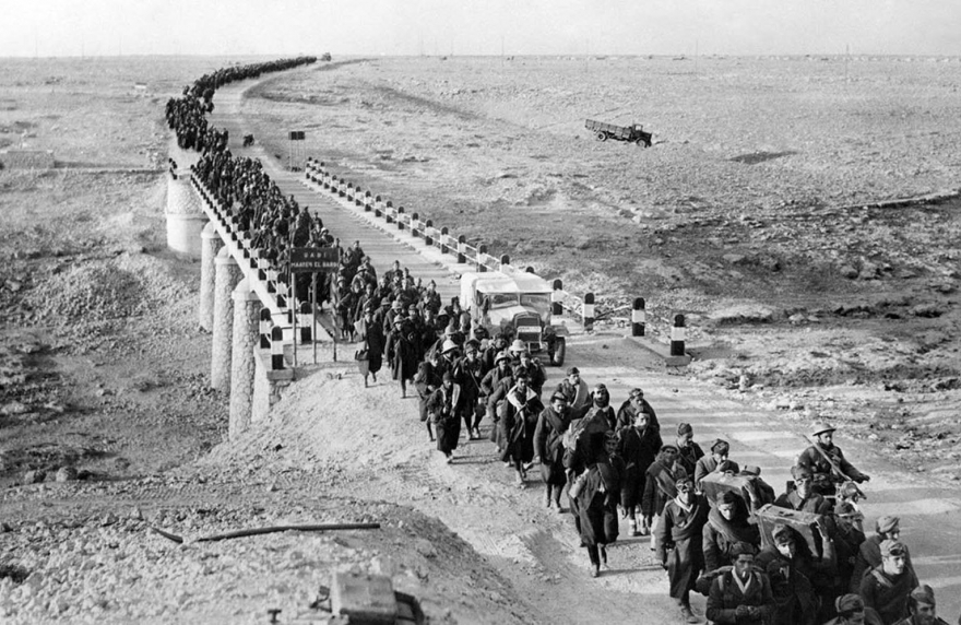 Бардия, укрепленный ливийский морской порт, была захвачена британскими войсками, в плен взято более 38 000 итальянских заключенных, включая четырех генералов, и огромное количество военных материалов. Бесконечный поток итальянских пленных покидает Бардиа 5 февраля 1941 года, после того, как австралийцы вступили во владение.