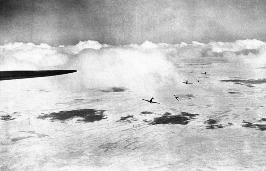 Тот момент, когда 28 декабря 1940 года патруль британских истребителей-ураганов, пролетавших над ближневосточным сектором, разбил строй для атаки самолетов противника.