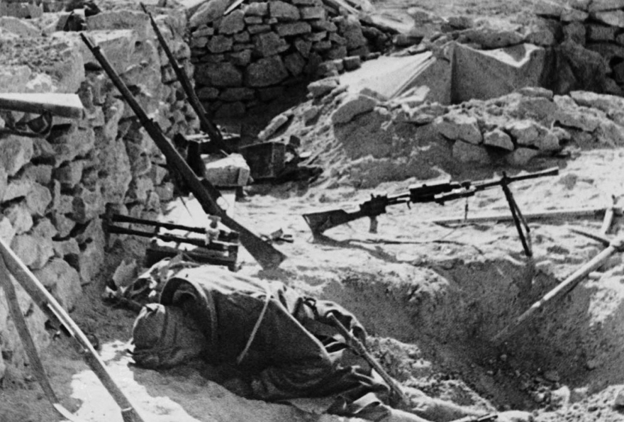 Тело итальянского солдата лежит там, где он упал во время битвы, в форте с каменными стенами где-то в пустыне Западная Ливия, 11 февраля 1941 года.