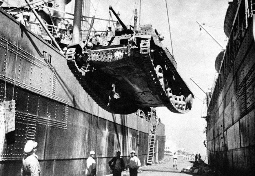 17 ноября 1940 года в порту в Египте выгружен танк «Британский крейсер». Это один из большого количества, которое только что было отправлено туда британскими войсками.