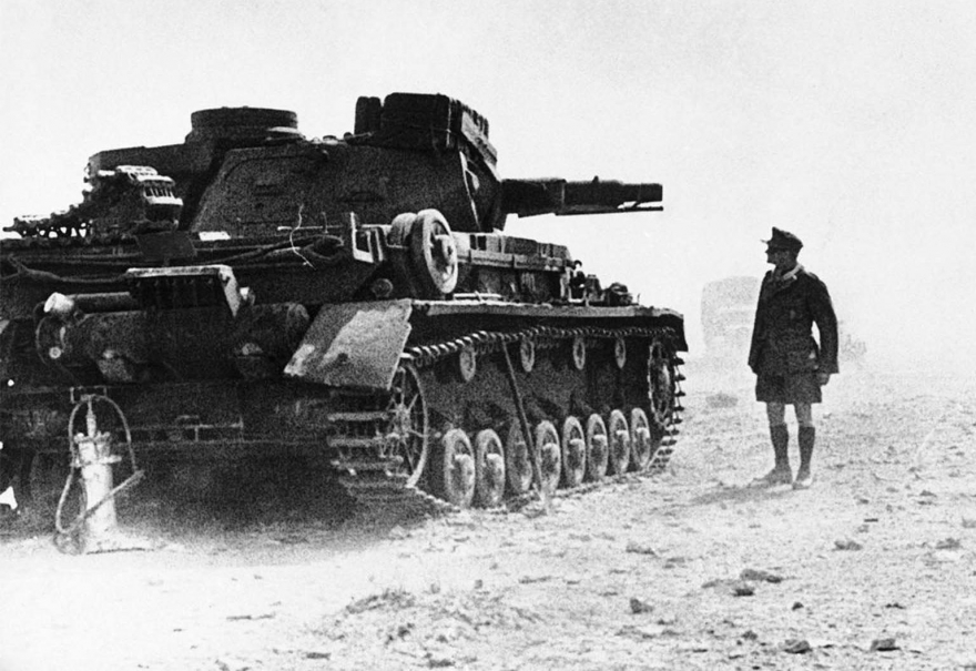14 апреля 1941 года в Ливийской пустыне останавливается огромный немецкий танк Panzer IV, входящий в состав немецких экспедиционных сил в Северной Африке.