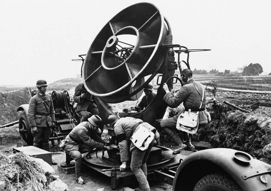 Китайские солдаты устанавливают звуковой детектор, который управляет стрельбой из 3-дюймовых зенитных орудий вокруг города Чунцин, Китай, 2 мая 1941 года.