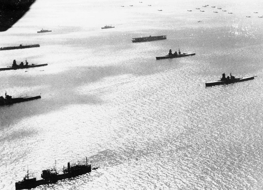 На этом аэрофотоснимке 29 октября 1940 года у побережья Йокогамы, Япония, размещен японский флот.