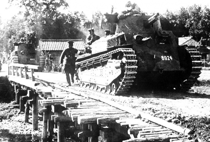 Японский танк проходит через аварийный мост где-то в Китае 30 июня 1941 года.