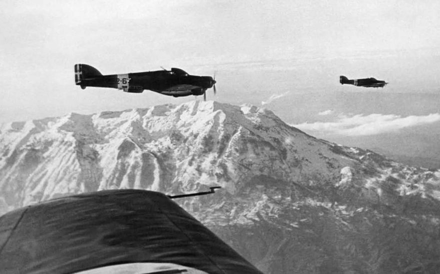 Итальянские бомбардировщики на пути к боевым действиям на албанско-греческой границе 9 января 1941 года. Итальянские войска начали вторжение в Грецию с территории Албании 28 октября 1940 года.