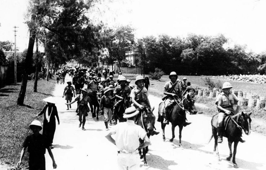 Французские колониальные силы покидают Хайфон, в регионе Тонкин французского Индокитая, 26 сентября 1940 года, когда японские оккупационные войска захватывают порт и город в соответствии с франко-японским соглашением, согласно которому Виши Франс предоставил военный доступ японцам.