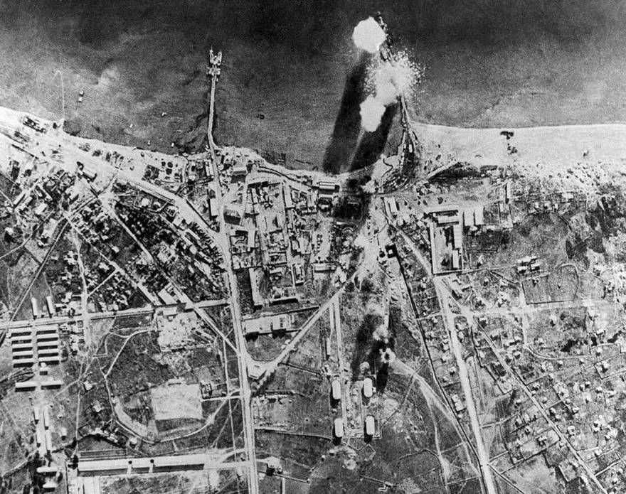 11 января 1941 года бомбардировщики Королевских ВВС совершают налет на оккупированный Италией портовый город Валона, Албания.