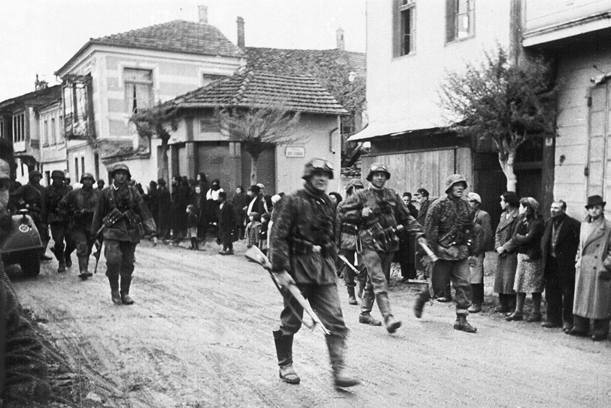 Отряд немецких солдат проходит через греческую деревню, во время оккупации Греции, в мае 1941 года.