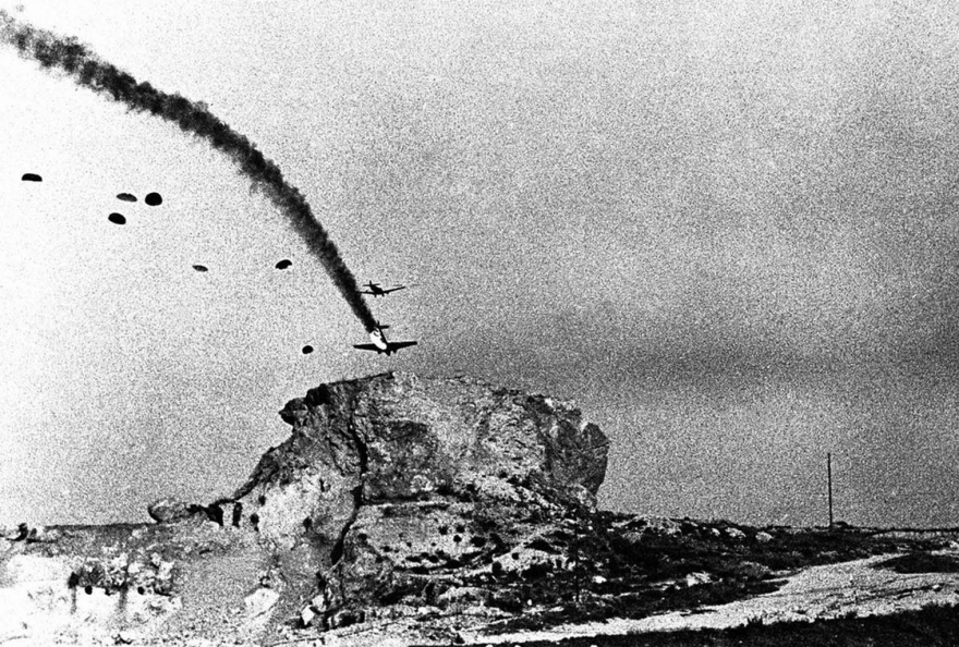 Цена, заплаченная немецкими воздушными захватчиками на греческом острове Крит. В то время как истребители патрулировали район, следовали самолеты с войсками в сопровождении бомбардировщиков. Здесь десантный самолет падает на землю 16 июня 1941 года.
