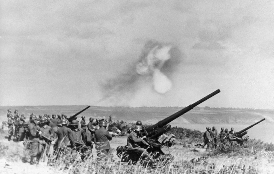 Немецкие зенитные орудия изрыгают дым где-то вдоль побережья Нормандского канала Франции 19 января 1941 года.