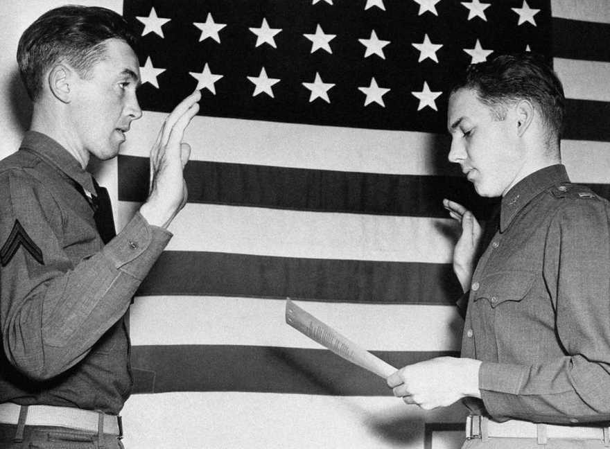 Джимми Стюарт, бывшая кинозвезда, приведен к присяге в качестве второго лейтенанта в ВВС США лейтенантом Э.Л.Рейдом, офицером по персоналу учебного центра на западном побережье в Моффетт Филд, Калифорния, 1 января 1941 года. Стюарт был одним из голливудских офицеров. Самые популярные актеры, прежде чем он были приняты в армию в 1941 году.
