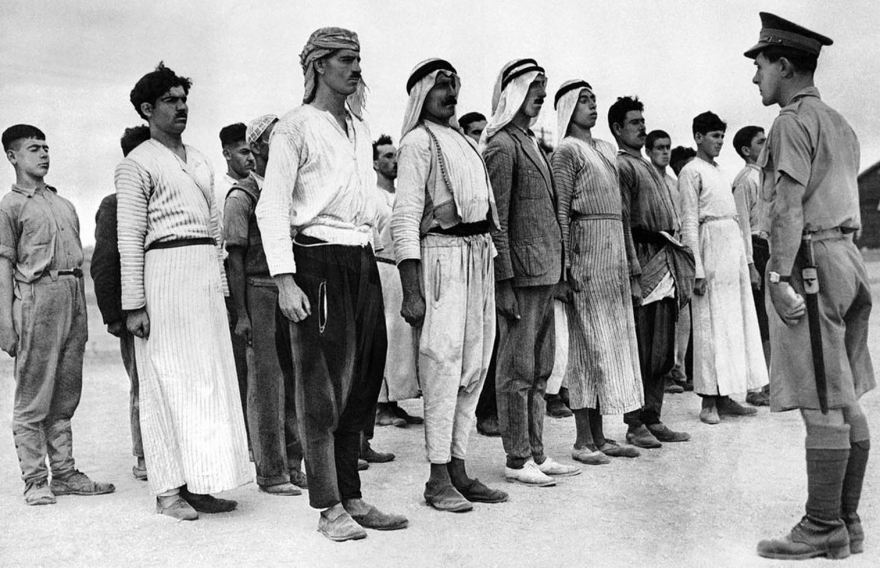 28 декабря 1940 года эти арабские новобранцы выстроились на площади казарм в британском Мандате Палестины для своей первой тренировки под британским солдатом. Около 6000 палестинских арабов вступили в британскую армию во время Второй мировой войны.