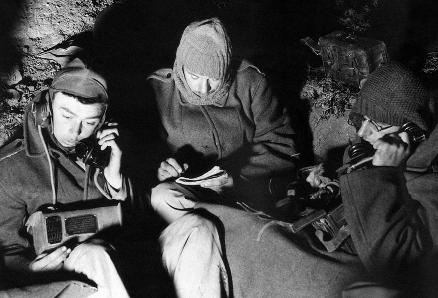Артиллерийские связисты на рассвете в аванпосте в Палестине 16 декабря 1940 года. Мужчины тепло одеваются, чтобы защитится от ночного холода пустыни.